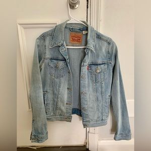 NWOT Womens Levi Denim Jacket (Size S )